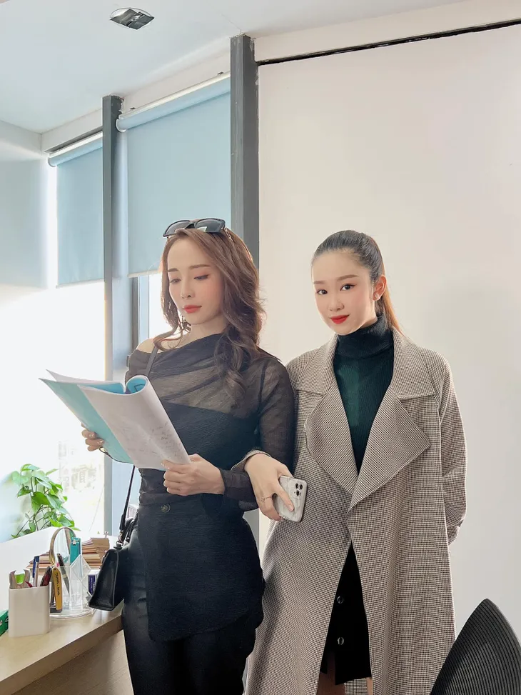 Quỳnh Nga quấn quít không rời khi đóng phim cùng Lã Thanh Huyền - Ảnh 5. Quỳnh Nga quấn quít không rời khi đóng phim cùng Lã Thanh Huyền - Ảnh 5.