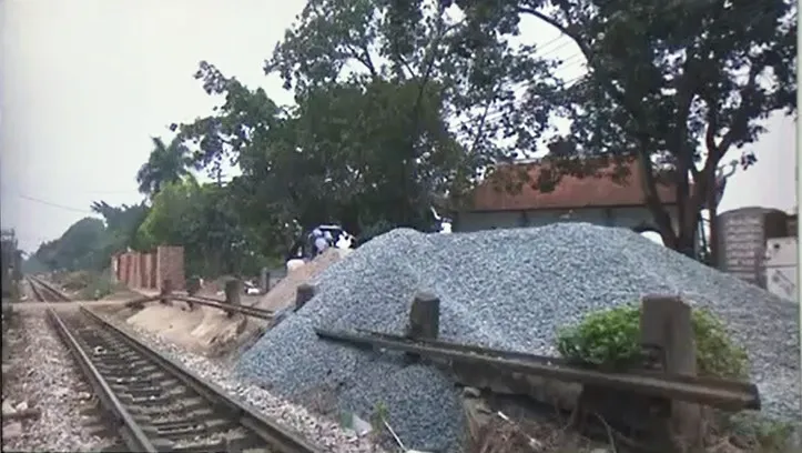 Ngang nhiên xây cả trăm mét đường bê tông trên đất đường sắt gần UBND xã - Ảnh 1. Ngang nhiên xây cả trăm mét đường bê tông trên đất đường sắt gần UBND xã - Ảnh 1.