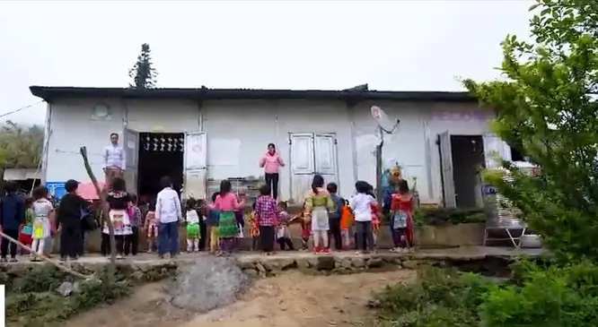 Những cặp đôi cùng gieo chữ nơi vùng cao biên giới - Ảnh 2. Những cặp đôi cùng gieo chữ nơi vùng cao biên giới - Ảnh 2.
