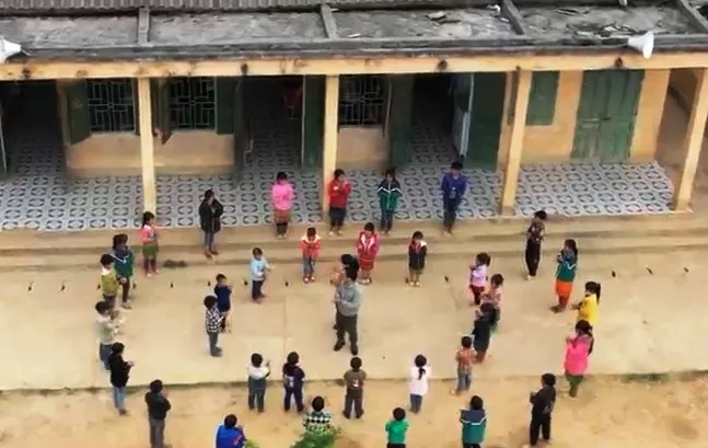 Những cặp đôi cùng gieo chữ nơi vùng cao biên giới - Ảnh 5. Những cặp đôi cùng gieo chữ nơi vùng cao biên giới - Ảnh 5.