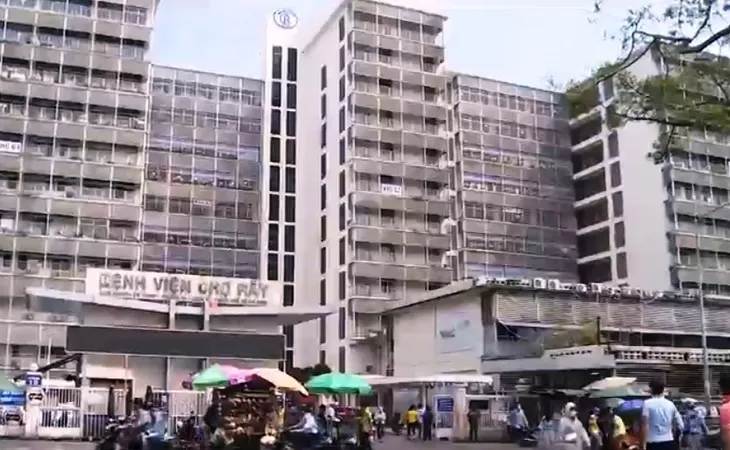 Bệnh viện điêu đứng khi dừng thanh toán BHYT trên máy xét nghiệm mượn, đặt - Ảnh 1. Bệnh viện điêu đứng khi dừng thanh toán BHYT trên máy xét nghiệm mượn, đặt - Ảnh 1.