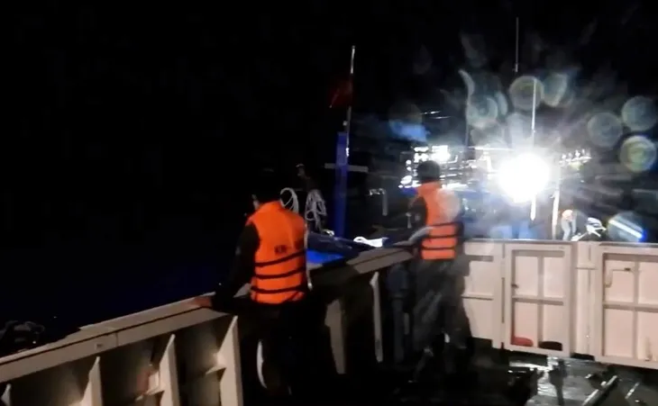 Cứu nạn tàu cá mắc cạn tại Trường Sa, Khánh Hòa - Ảnh 1. Cứu nạn tàu cá mắc cạn tại Trường Sa, Khánh Hòa - Ảnh 1.