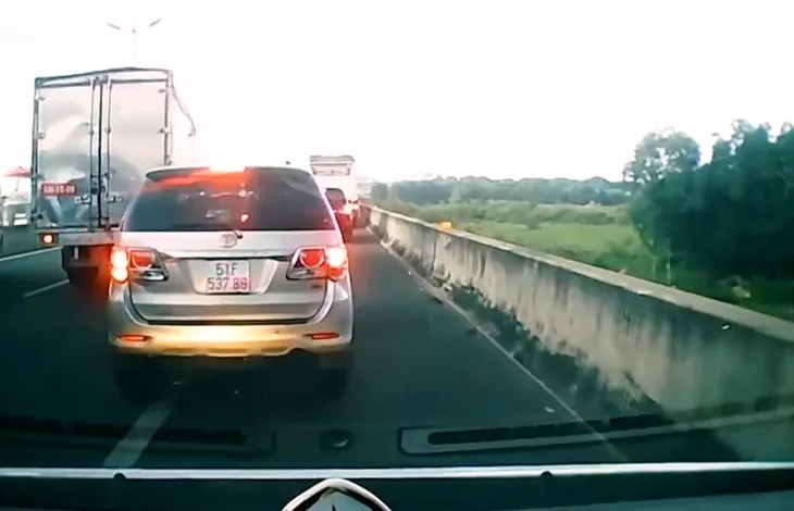 Ô tô chạy vào làn dừng khẩn cấp, cản trở xe cấp cứu - Ảnh 2.