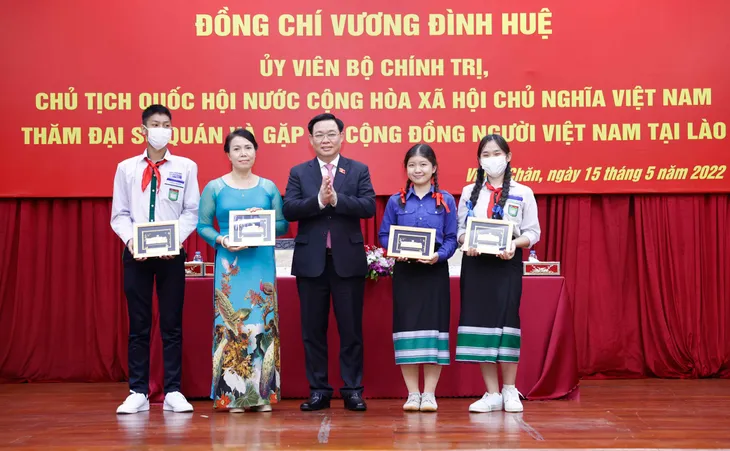 Chủ tịch Quốc hội mong muốn mỗi người Việt tại Lào là sứ giả gìn giữ quan hệ đặc biệt Việt - Lào - Ảnh 2. Chủ tịch Quốc hội mong muốn mỗi người Việt tại Lào là sứ giả gìn giữ quan hệ đặc biệt Việt - Lào - Ảnh 2.