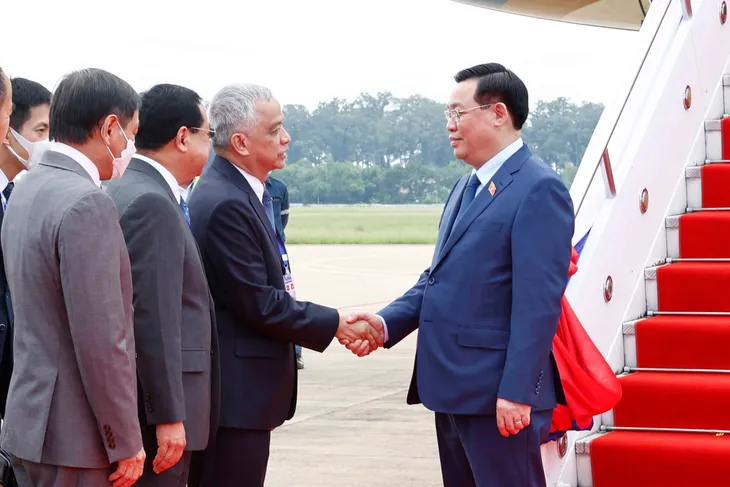 Chủ tịch Quốc hội Vương Đình Huệ đã đến Vientiane, bắt đầu thăm chính thức Lào - Ảnh 1. Chủ tịch Quốc hội Vương Đình Huệ đã đến Vientiane, bắt đầu thăm chính thức Lào - Ảnh 1.