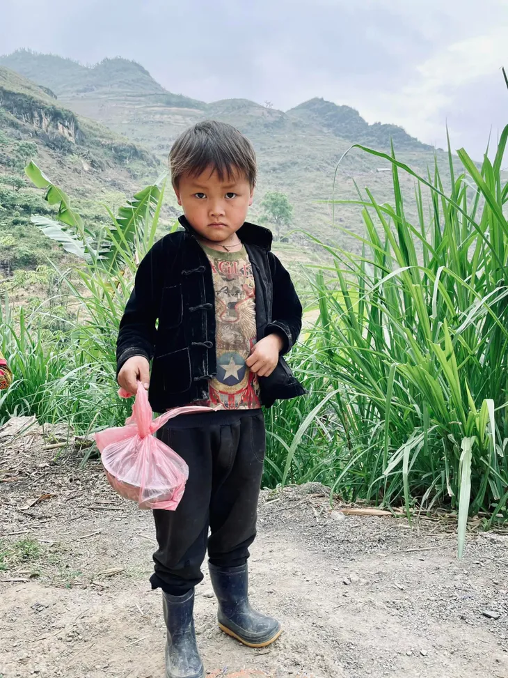 Những cặp vợ chồng miệt mài gieo chữ nơi vùng cao biên giới - Ảnh 3. Những cặp vợ chồng miệt mài gieo chữ nơi vùng cao biên giới - Ảnh 3.