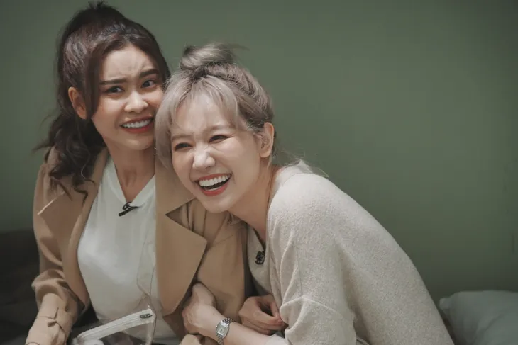 Trương Quỳnh Anh “hoang mang” khi phải thay đồ giữa nhà ga ở show trốn thoát - Ảnh 2. Trương Quỳnh Anh “hoang mang” khi phải thay đồ giữa nhà ga ở show trốn thoát - Ảnh 2.