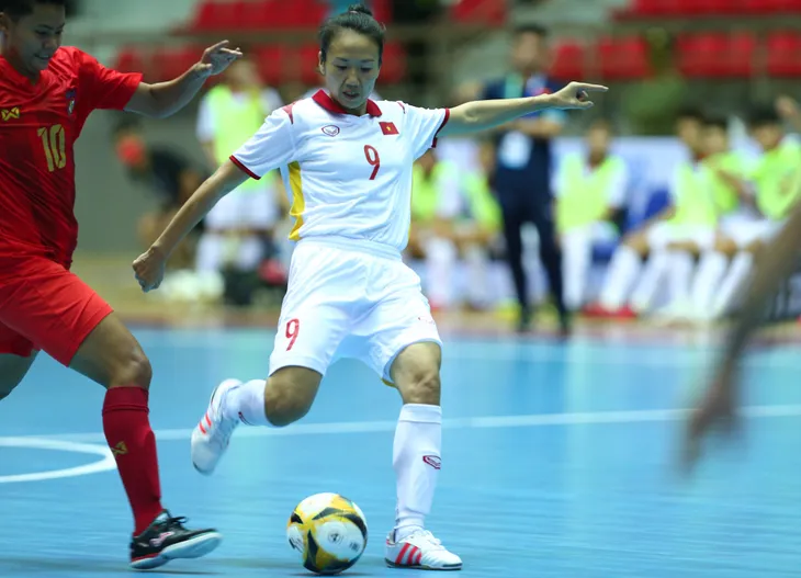 Đánh bại Myanmar, ĐT futsal nữ Việt Nam dẫn đầu BXH futsal nữ SEA Games 31 - Ảnh 2. Đánh bại Myanmar, ĐT futsal nữ Việt Nam dẫn đầu BXH futsal nữ SEA Games 31 - Ảnh 2.