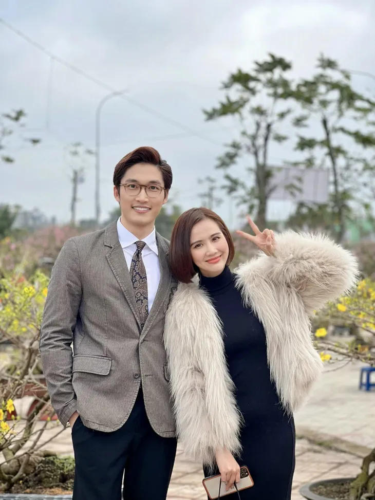 Đình Tú - Huyền Lizzie tình cảm trên phim trường - Ảnh 9. Đình Tú - Huyền Lizzie tình cảm trên phim trường - Ảnh 9.
