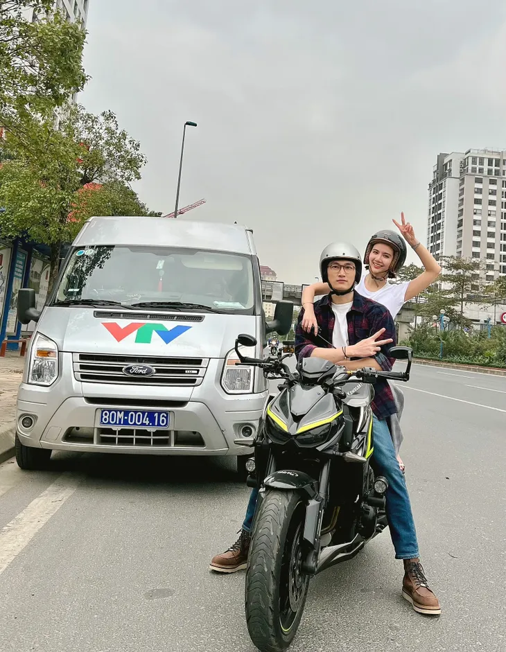 Đình Tú - Huyền Lizzie tình cảm trên phim trường - Ảnh 8. Đình Tú - Huyền Lizzie tình cảm trên phim trường - Ảnh 8.