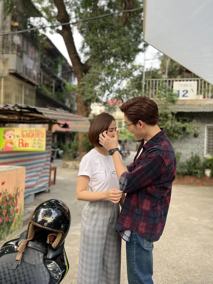 Đình Tú - Huyền Lizzie tình cảm trên phim trường - Ảnh 5. Đình Tú - Huyền Lizzie tình cảm trên phim trường - Ảnh 5.