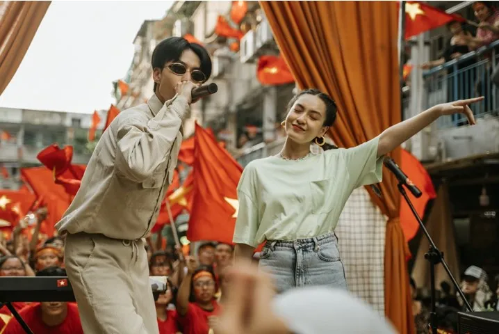 Bóng đá “cháy trong MV của Đen, người Việt “sôi sục” mong chiến thắng - Ảnh 1. Bóng đá “cháy trong MV của Đen, người Việt “sôi sục” mong chiến thắng - Ảnh 1.