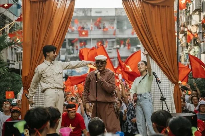 Bóng đá “cháy trong MV của Đen, người Việt “sôi sục” mong chiến thắng - Ảnh 2. Bóng đá “cháy trong MV của Đen, người Việt “sôi sục” mong chiến thắng - Ảnh 2.