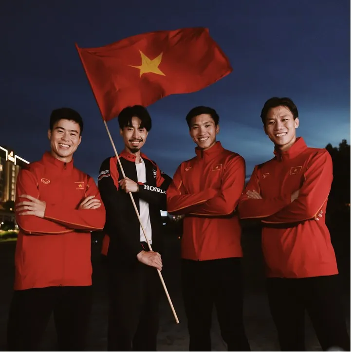 Bóng đá “cháy trong MV của Đen, người Việt “sôi sục” mong chiến thắng - Ảnh 3. Bóng đá “cháy trong MV của Đen, người Việt “sôi sục” mong chiến thắng - Ảnh 3.