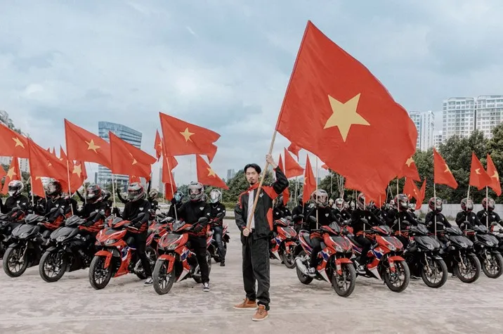 Bóng đá “cháy trong MV của Đen, người Việt “sôi sục” mong chiến thắng - Ảnh 4. Bóng đá “cháy trong MV của Đen, người Việt “sôi sục” mong chiến thắng - Ảnh 4.