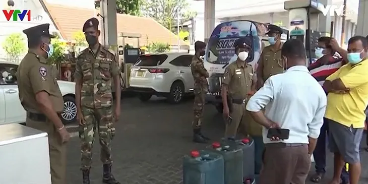 Sri Lanka chỉ đủ xăng dự trữ cho một ngày - Ảnh 2. Sri Lanka chỉ đủ xăng dự trữ cho một ngày - Ảnh 2.