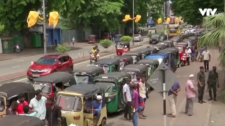 Sri Lanka chỉ đủ xăng dự trữ cho một ngày - Ảnh 1. Sri Lanka chỉ đủ xăng dự trữ cho một ngày - Ảnh 1.