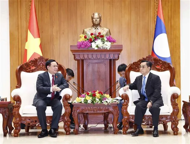 Chủ tịch Quốc hội Vương Đình Huệ gặp nguyên lãnh đạo Lào - Ảnh 1. Chủ tịch Quốc hội Vương Đình Huệ gặp nguyên lãnh đạo Lào - Ảnh 1.