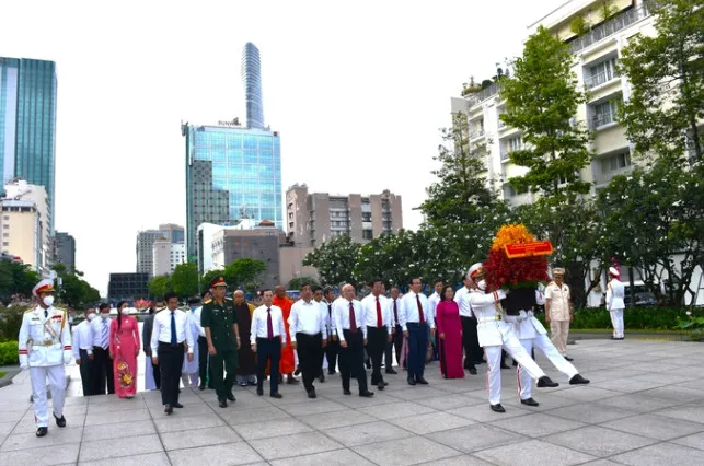 Lãnh đạo TP Hồ Chí Minh dâng hương tưởng niệm Chủ tịch Hồ Chí Minh - Ảnh 1. Lãnh đạo TP Hồ Chí Minh dâng hương tưởng niệm Chủ tịch Hồ Chí Minh - Ảnh 1.