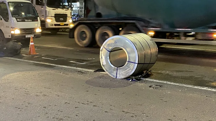 Xe đầu kéo đứt dây xích cuộn tôn 5 tấn rơi trúng xe ô tô 7 chỗ hư hỏng nặng - Ảnh 2. Xe đầu kéo đứt dây xích cuộn tôn 5 tấn rơi trúng xe ô tô 7 chỗ hư hỏng nặng - Ảnh 2.