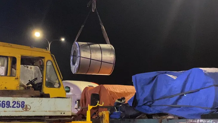 Xe đầu kéo đứt dây xích cuộn tôn 5 tấn rơi trúng xe ô tô 7 chỗ hư hỏng nặng - Ảnh 5. Xe đầu kéo đứt dây xích cuộn tôn 5 tấn rơi trúng xe ô tô 7 chỗ hư hỏng nặng - Ảnh 5.