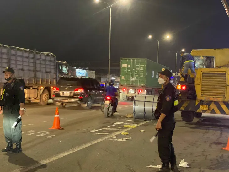 Xe đầu kéo đứt dây xích cuộn tôn 5 tấn rơi trúng xe ô tô 7 chỗ hư hỏng nặng - Ảnh 4. Xe đầu kéo đứt dây xích cuộn tôn 5 tấn rơi trúng xe ô tô 7 chỗ hư hỏng nặng - Ảnh 4.