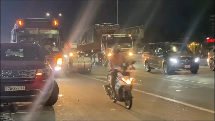 Xe đầu kéo đứt dây xích cuộn tôn 5 tấn rơi trúng xe ô tô 7 chỗ hư hỏng nặng - Ảnh 1. Xe đầu kéo đứt dây xích cuộn tôn 5 tấn rơi trúng xe ô tô 7 chỗ hư hỏng nặng - Ảnh 1.