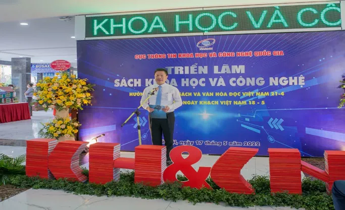 Ấn tượng không gian trải nghiệm về sách KH&CN gắn với công nghệ mới và trí tuệ nhân tạo - Ảnh 1. Ấn tượng không gian trải nghiệm về sách KH&CN gắn với công nghệ mới và trí tuệ nhân tạo - Ảnh 1.