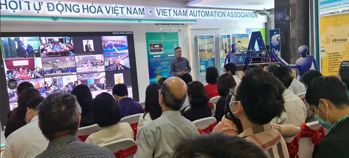 Ấn tượng không gian trải nghiệm về sách KH&CN gắn với công nghệ mới và trí tuệ nhân tạo - Ảnh 2. Ấn tượng không gian trải nghiệm về sách KH&CN gắn với công nghệ mới và trí tuệ nhân tạo - Ảnh 2.