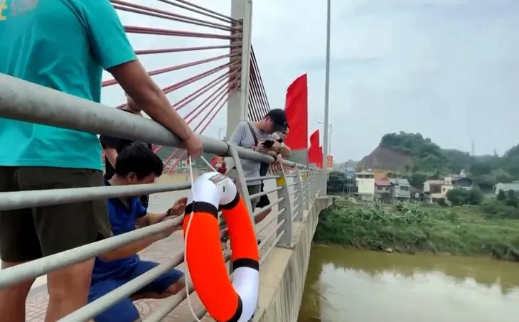 Vì sao nhiều phao cứu sinh trên cầu bắc qua sông Hồng biến mất? - Ảnh 2. Vì sao nhiều phao cứu sinh trên cầu bắc qua sông Hồng biến mất? - Ảnh 2.