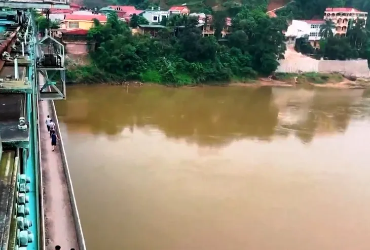Vì sao nhiều phao cứu sinh trên cầu bắc qua sông Hồng biến mất? - Ảnh 1. Vì sao nhiều phao cứu sinh trên cầu bắc qua sông Hồng biến mất? - Ảnh 1.