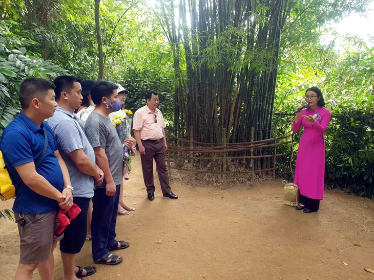 Những người say mê kể chuyện Bác Hồ - Ảnh 2. Những người say mê kể chuyện Bác Hồ - Ảnh 2.