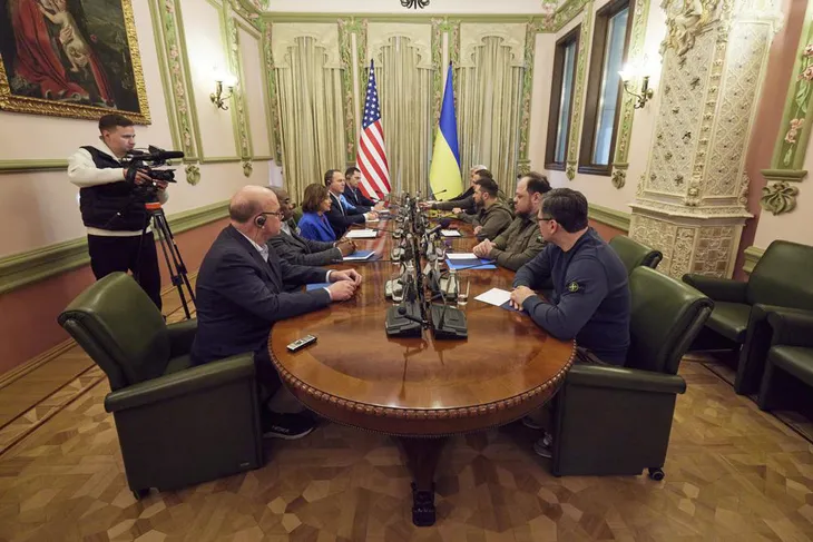 Chủ tịch Hạ viện Mỹ Nancy Pelosi bất ngờ thăm Ukraine - Ảnh 1. Chủ tịch Hạ viện Mỹ Nancy Pelosi bất ngờ thăm Ukraine - Ảnh 1.