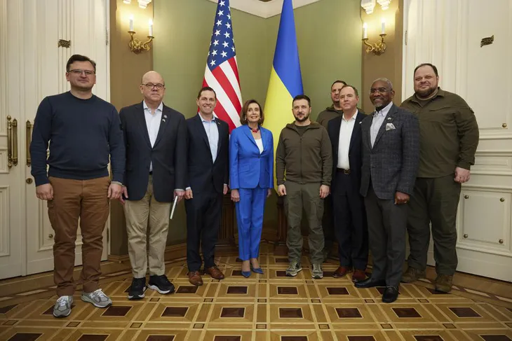 Chủ tịch Hạ viện Mỹ Nancy Pelosi bất ngờ thăm Ukraine - Ảnh 2. Chủ tịch Hạ viện Mỹ Nancy Pelosi bất ngờ thăm Ukraine - Ảnh 2.