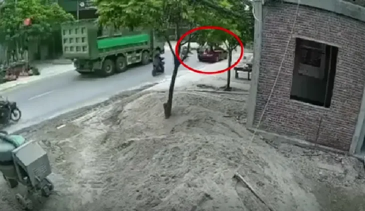 Tài xế ô tô mở cửa bất cẩn khiến 1 phụ nữ bị xe tải cán tử vong - Ảnh 1. Tài xế ô tô mở cửa bất cẩn khiến 1 phụ nữ bị xe tải cán tử vong - Ảnh 1.