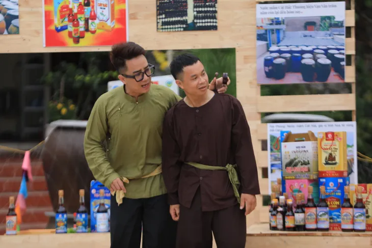 Mẹ Đốp Duy Nam và Xã trưởng Trung Ruồi hài hước vô đối trong Làng vui số cuối - Ảnh 4. Mẹ Đốp Duy Nam và Xã trưởng Trung Ruồi hài hước vô đối trong Làng vui số cuối - Ảnh 4.