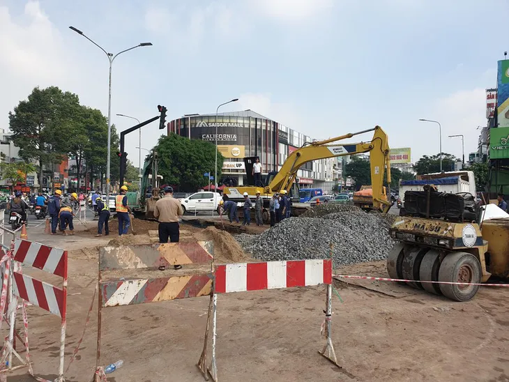 Xuất hiện hố tử thần giữa giao lộ TP Hồ Chí Minh do vỡ ống cống - Ảnh 1.