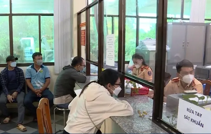 Tạo thuận lợi cho người dân trong cấp, đổi biển số xe tại xã, huyện - Ảnh 1.