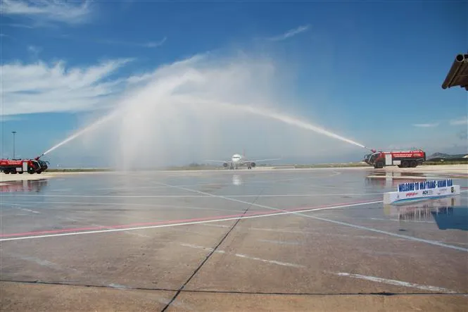 Khánh Hòa đón chuyến bay đầu tiên đưa khách du lịch Hàn Quốc tới Việt Nam - Ảnh 1. Khánh Hòa đón chuyến bay đầu tiên đưa khách du lịch Hàn Quốc tới Việt Nam - Ảnh 1.