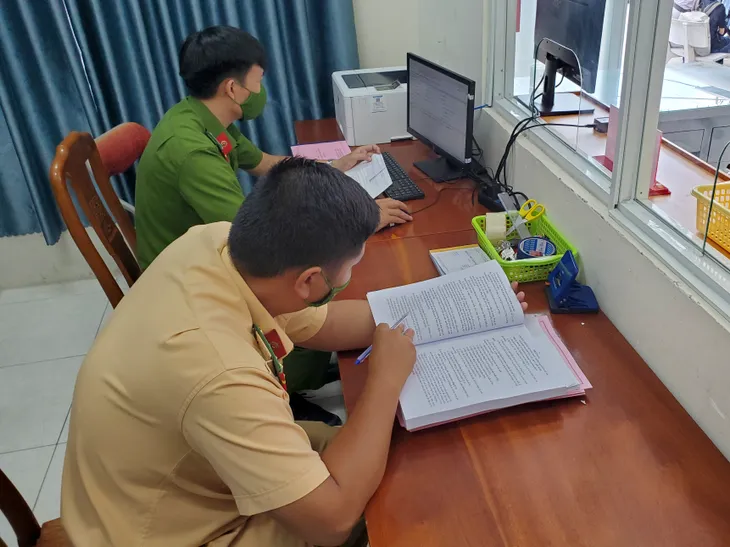 Người dân hứng khởi ngày đầu đăng ký, bấm biển số xe máy tại công an xã - Ảnh 3. Người dân hứng khởi ngày đầu đăng ký, bấm biển số xe máy tại công an xã - Ảnh 3.