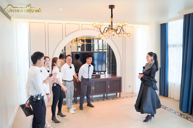 Săn nhà triệu đô: Midu khen ngợi nhóm môi giới vì lý do đặc biệt - Ảnh 3. Săn nhà triệu đô: Midu khen ngợi nhóm môi giới vì lý do đặc biệt - Ảnh 3.