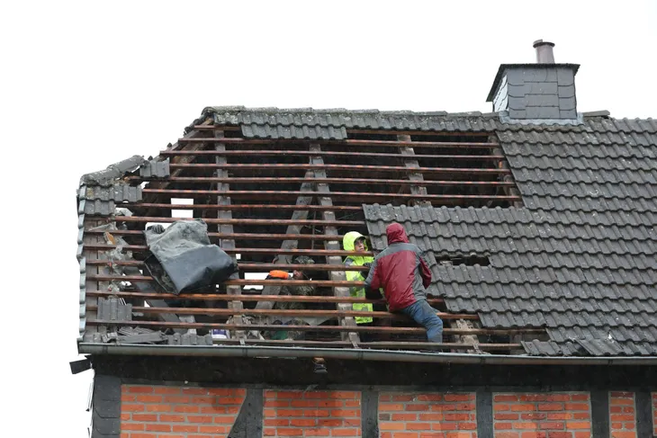 Lốc xoáy tấn công thành phố ở Đức khiến 40 người bị thương, ít nhất 1 người thiệt mạng - Ảnh 3. Lốc xoáy tấn công thành phố ở Đức khiến 40 người bị thương, ít nhất 1 người thiệt mạng - Ảnh 3.