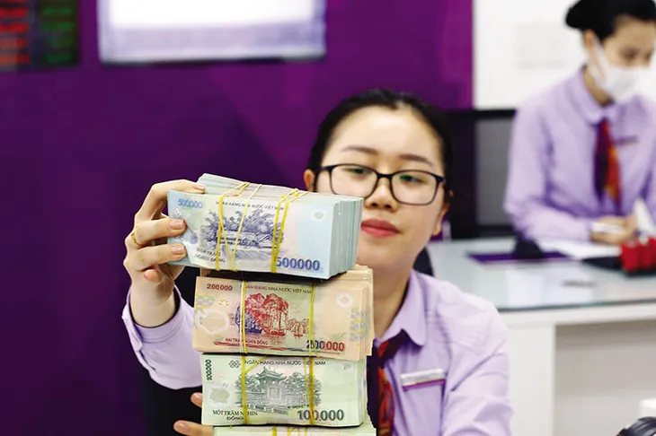 Lãi suất huy động tăng, tiền gửi ồ ạt chảy vào ngân hàng - Ảnh 2. Lãi suất huy động tăng, tiền gửi ồ ạt chảy vào ngân hàng - Ảnh 2.