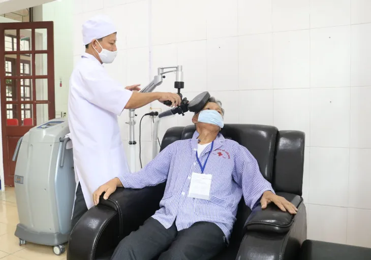 Nhiều bệnh nhân nhập viện do biến chứng sau đột quỵ - Ảnh 2. Nhiều bệnh nhân nhập viện do biến chứng sau đột quỵ - Ảnh 2.