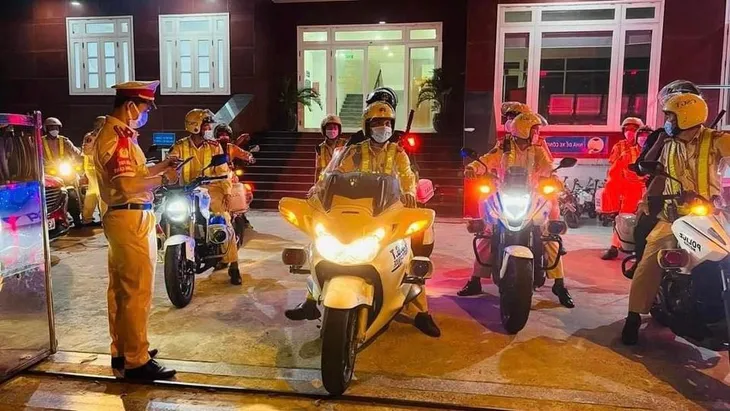 Xử lý nhiều đối tượng lợi dụng cổ vũ bóng đá để gây rối trật tự công cộng - Ảnh 1. Xử lý nhiều đối tượng lợi dụng cổ vũ bóng đá để gây rối trật tự công cộng - Ảnh 1.