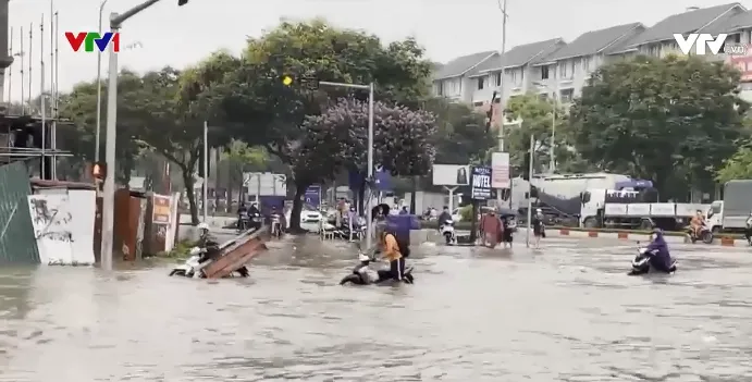 Đường phố Hà Nội ngập nặng sau mưa lớn - Ảnh 2. Đường phố Hà Nội ngập nặng sau mưa lớn - Ảnh 2.