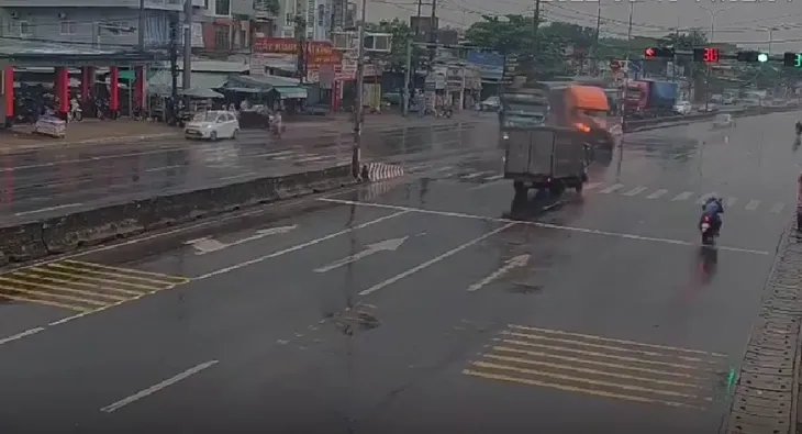 Xe ben sang đường ẩu gây họa cho xe đầu kéo - Ảnh 1. Xe ben sang đường ẩu gây họa cho xe đầu kéo - Ảnh 1.