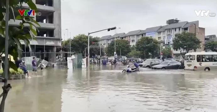 Đường phố Hà Nội ngập nặng sau mưa lớn - Ảnh 1. Đường phố Hà Nội ngập nặng sau mưa lớn - Ảnh 1.