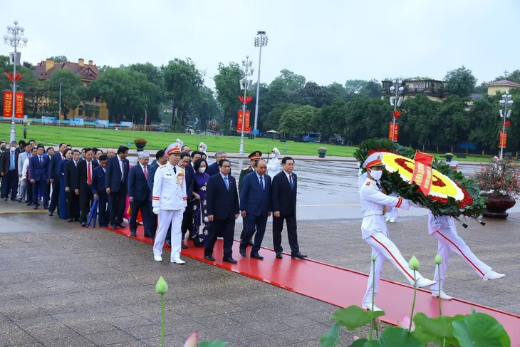 Đại biểu dự Kỳ họp thứ 3, Quốc hội khóa XV vào Lăng viếng Chủ tịch Hồ Chí Minh - Ảnh 1. Đại biểu dự Kỳ họp thứ 3, Quốc hội khóa XV vào Lăng viếng Chủ tịch Hồ Chí Minh - Ảnh 1.