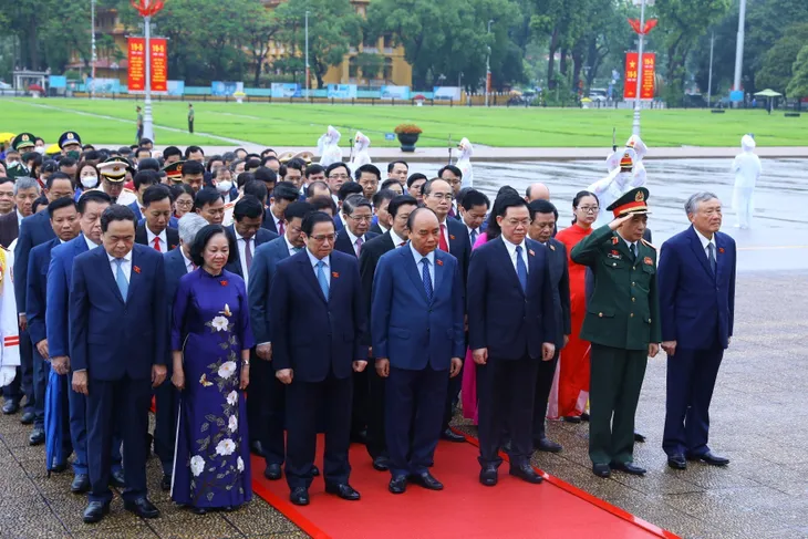 Đại biểu dự Kỳ họp thứ 3, Quốc hội khóa XV vào Lăng viếng Chủ tịch Hồ Chí Minh - Ảnh 2. Đại biểu dự Kỳ họp thứ 3, Quốc hội khóa XV vào Lăng viếng Chủ tịch Hồ Chí Minh - Ảnh 2.
